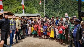 Masyarakat Kampung Kimbeli, Distrik Tembagapura, Mimika, Papua Tengah, berikrar untuk terus menjaga persatuan dan kesatuan Negara Republik Indonesia. (Foto: Istimewa)