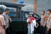 Korban perampokan, Ipo, menceritakan kejadian yang dialaminya kepada aparat kepolisian, Senin (13/3/2023). 