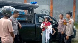 Korban perampokan, Ipo, menceritakan kejadian yang dialaminya kepada aparat kepolisian, Senin (13/3/2023). 