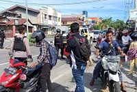 Pelaksanaan razia Operasi Pekat Mansinam 2023 yang digelar Polda Papua Barat di Jalan Trikora Wosi, depan Hotel Fajaroon, Kabupaten Manokwari, Provinsi Papua Barat, Kamis (16/3/2023). 