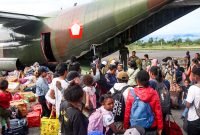 Sejumlah warga sipil meninggalkan Kabupaten Yahukimo, Papua Pegunungan menggunakan pesawat Herkules menuju Jayapura, Papua, Kamis (16/3/2023).