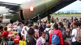 Sejumlah warga sipil meninggalkan Kabupaten Yahukimo, Papua Pegunungan menggunakan pesawat Herkules menuju Jayapura, Papua, Kamis (16/3/2023).