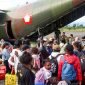 Sejumlah warga sipil meninggalkan Kabupaten Yahukimo, Papua Pegunungan menggunakan pesawat Herkules menuju Jayapura, Papua, Kamis (16/3/2023).