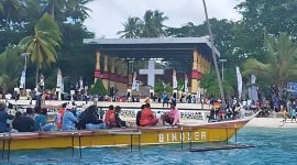 Sejumlah perahu mengangkut jemaat saat hendak berlabuh di Pulau Mansinam, Distrik Manokwari Timur, Kabupaten Manokwari, Minggu (5/2/2023).