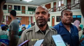 Ketua Lemasa Karel Kum didampingi Ketua Lemasko Fredi Soni Atiomona saat jumpa pers di Kantor Lemasa, Jalan Cendrawasih, Timika, Papua Tengah, Jumat (17/3/2023).