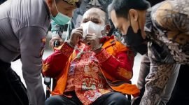 Tersangka Gubernur Papua nonaktif Lukas Enembe tiba di gedung Merah Putih Komisi Pemberantasan Korupsi, Jakarta, Sabtu (11/2/2023). 