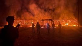 Tampak kobaran api sedang melahap gedung Kantor DPRD Dogiyai, Papua Tengah, Sabtu (18/3/2023) dini hari.