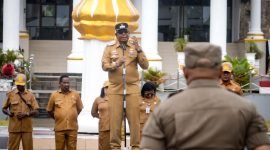 Plt Bupati Mimika, Johannes Rettob, memimpin apel gabungan di pelataran Kantor Pusat Pemerintahan, Jalan Poros SP3, Timika, Papua Tengah.