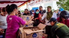 Geliat masyarakat mengikuti kegiatan gerakan pangan murah yang berlangsung di halaman Graha Eme Neme Yauware, Timika, Papua Tengah, Senin (20/3/2023). 