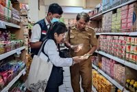 Petugas Loka POM Mimika dan pegawai Dinas Kesehatan melakukan intensifikasi pangan pada salah satu toko di jalan Bayangkara, Timika, Papua Tengah, Senin (3/4/2023).