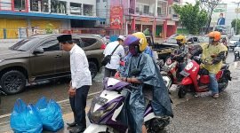 Pembagian takjil di Simpang Empat Haji Bau, Distrik Manokwari Barat, Kabupaten Manokwari, Papua Barat, Jumat (7/4/2023). Sebanyak 500 paket takjil diserahkan pengurus DPW KORNI Papua Barat.