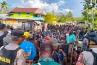 Aparat berupaya menenangkan kedua pihak yang saling bentrok akibat tapal batas tanah adat. 