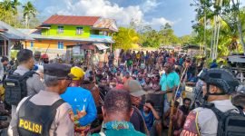 Aparat berupaya menenangkan kedua pihak yang saling bentrok akibat tapal batas tanah adat. 