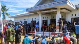 Pemerintah Daerah Nabire dan Paniai beserta dan aparat gelar pertemuan dengan warga di Kantor Distrik Uwapa, Nabire, Papua Tengah, Kamis (8/6/2023). 