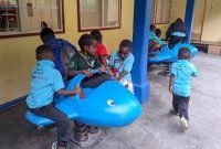 Anak-anak Kampung Banti mencoba salah satu wahana di taman bermain anak Kampung Banti. 