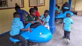 Anak-anak Kampung Banti mencoba salah satu wahana di taman bermain anak Kampung Banti. 