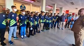 Kepala Dinas Pemuda dan Olahraga Pariwisata Ekonomi Kreatif Provinsi Papua Selatan, Soleman Jambormias, memberikan arahan kepada para pemain.