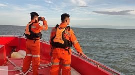 Tim SAR gabungan saat melakukan pencarian KM Farida Indah menggunakan Rescue Boat 217, Kamis (22/6/2023). 