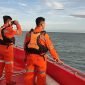 Tim SAR gabungan saat melakukan pencarian KM Farida Indah menggunakan Rescue Boat 217, Kamis (22/6/2023). 