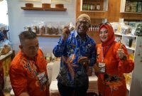 Plt Bupati Mimika, Johannes Rettob, saat menunjukkan salah satu produk unggulan Mimika di event Penas KTNA XVI tahun 2023 di Kota Padang, Sumatera Barat. (Istimewa)