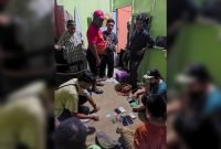 Polisi amankan barang bukti saat menggeledah rumah pelaku di KM 7, Timika, Papua Tengah.