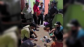 Polisi amankan barang bukti saat menggeledah rumah pelaku di KM 7, Timika, Papua Tengah.