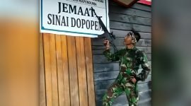 Foto prajurit TNI di depan Gereja Kingmi Klasis Mapenduma yang viral di beberapa platform media sosial. (Istimewa)