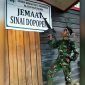 Foto prajurit TNI di depan Gereja Kingmi Klasis Mapenduma yang viral di beberapa platform media sosial. (Istimewa)