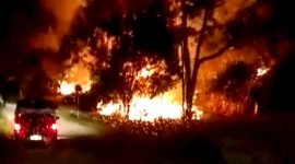 Tampak kobaran api melahap sejumlah rumah di KM 80, Kampung Topo, Distrik Uwapa, pada Rabu (7/6/2023) malam.