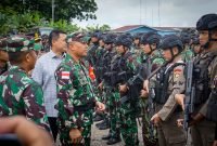 Dandrem 172/ATW, Kolonel Inf Agus Widodo, mengecek masing-masing prajurit saat apel gelar pasukan di Hanggar Bandara Moses Kilangin, Minggu (9/7/2023).