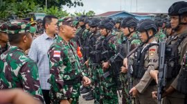 Dandrem 172/ATW, Kolonel Inf Agus Widodo, mengecek masing-masing prajurit saat apel gelar pasukan di Hanggar Bandara Moses Kilangin, Minggu (9/7/2023).