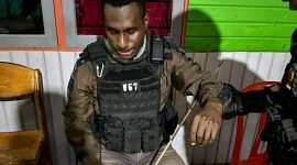 Salah satu personel terkena anak panah di lengan kiri.