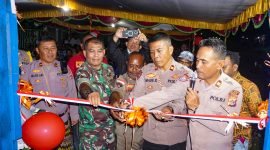 Peresmian Pos Peka Kasuari ditandai dengan pengguntingan pita oleh Wakapolsek Mimika Baru, Iptu I Made Kumpul. 