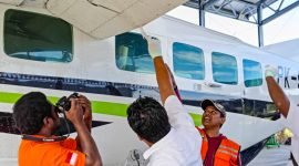 Tim Sat Reskrim Polres Nabire dan pihak Smart Aviation saat melakukan olah TKP.