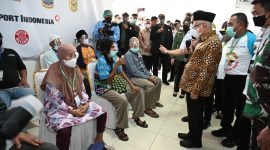 Wakil Presiden, Ma'ruf Amin, menyapa para pasien operasi katarak di RSUD Mimika, Rabu (12/7/2023).