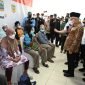 Wakil Presiden, Ma'ruf Amin, menyapa para pasien operasi katarak di RSUD Mimika, Rabu (12/7/2023).