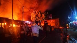 Pasar Bumi Raya di Nabire, Papua Tengah, terbakar.