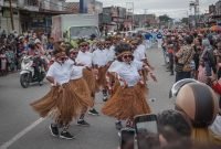 Salah satu peserta regu saat menampilkan variasi terbaiknya dalam lomba gerak jalan menyonsong HUT RI ke-78 di Timika, Papua Tengah, Selasa (8/8/2023). 