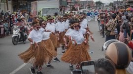 Salah satu peserta regu saat menampilkan variasi terbaiknya dalam lomba gerak jalan menyonsong HUT RI ke-78 di Timika, Papua Tengah, Selasa (8/8/2023). 