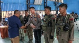 Wakapolda Papua, Brigjen Pol Ramdani Hidayat, memberikan penghargaan kepada para personel yang menindak KKB di Yahukimo, Papua Pegunungan.