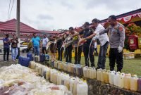 Polres Mimika musnahkan barang bukti ribuan liter miras lokal di Mapolres Mimika, Jalan Agimuga Mile 32, Timika, Papua Tengah, Kamis (10/8/2023). 