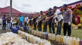 Polres Mimika musnahkan barang bukti ribuan liter miras lokal di Mapolres Mimika, Jalan Agimuga Mile 32, Timika, Papua Tengah, Kamis (10/8/2023). 