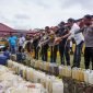 Polres Mimika musnahkan barang bukti ribuan liter miras lokal di Mapolres Mimika, Jalan Agimuga Mile 32, Timika, Papua Tengah, Kamis (10/8/2023). 
