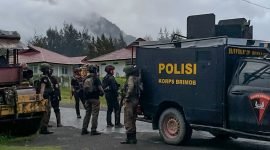 Aparat bersiaga untuk mengejar anggota KKB yang melakukan penembakan di Kabupaten Puncak, Papua Tengah, Selasa (15/8/2023). 