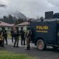 Aparat bersiaga untuk mengejar anggota KKB yang melakukan penembakan di Kabupaten Puncak, Papua Tengah, Selasa (15/8/2023). 