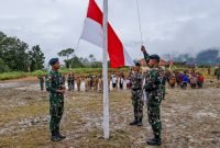 Pengibaran bendera merah putih di Distrik Jila, wilayah pegunungan Kabupaten Mimika, Papua Tengah, Kamis (17/8/2023). 