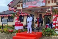 Kepala Distrik Mimika Barat Jauh, Efraim Saria, saat bertindak sebagai Inspektur Upacara HUT 78 RI di Distrik Mimika Barat Jauh, Mimika, Papua Tengah, Kamis (17/8/2023).