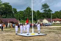Pengibaran sang saka merah putih oleh Paskibra yang bertugas.