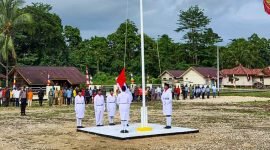 Pengibaran sang saka merah putih oleh Paskibra yang bertugas. 