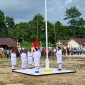 Pengibaran sang saka merah putih oleh Paskibra yang bertugas. 